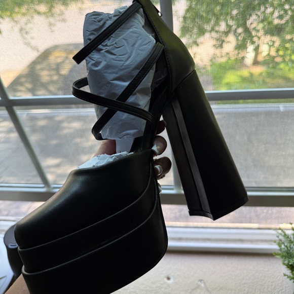 Black Heels - Picture 2 of 5